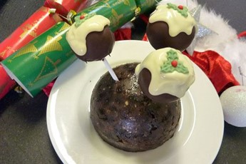 Christmas pudding cake pops